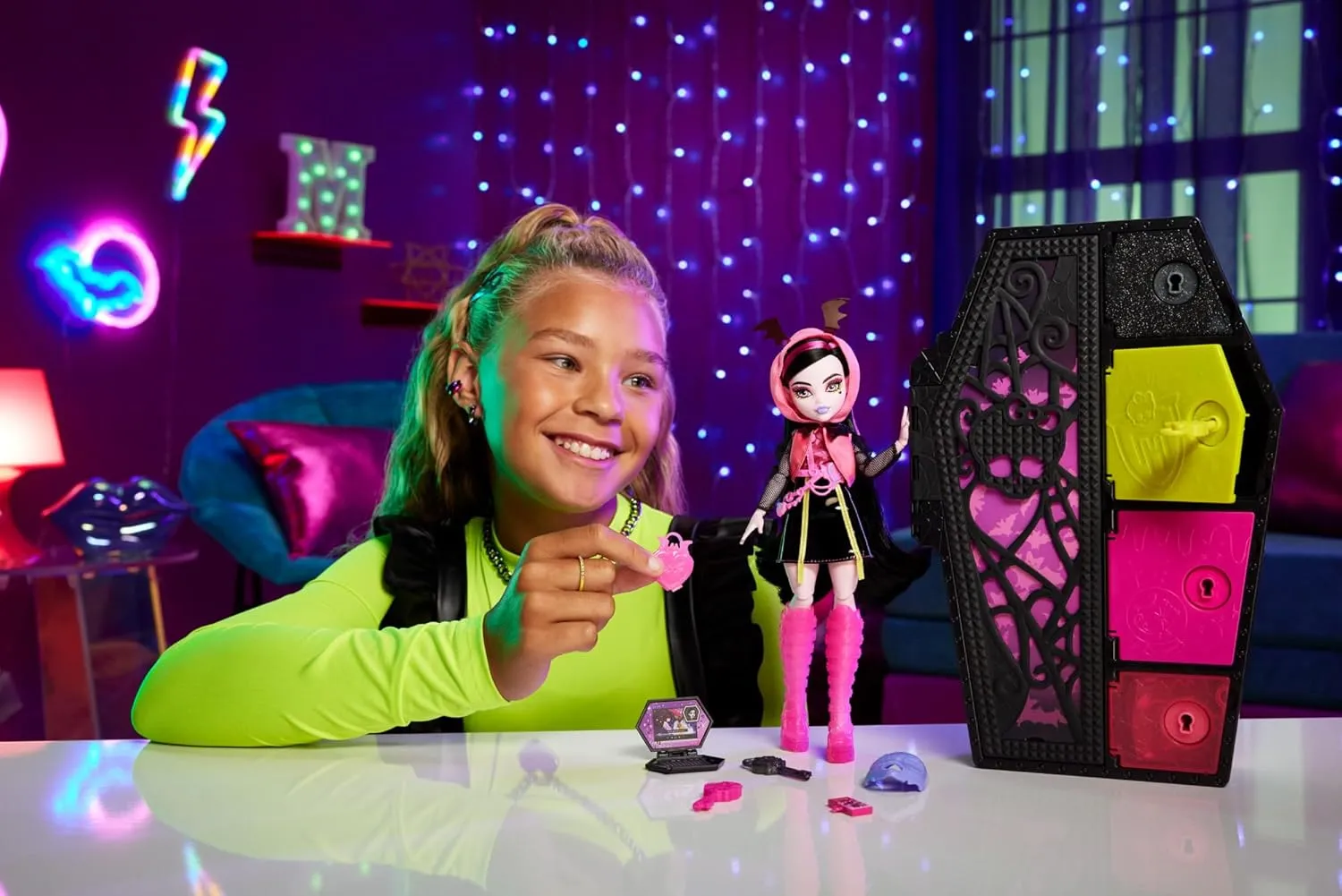 Monster High Draculaura Doll and Fashion Set, Skulltimate Secrets Neon Frights, Dress-Up Locker with 19  Surprises for Kids Ages 5 