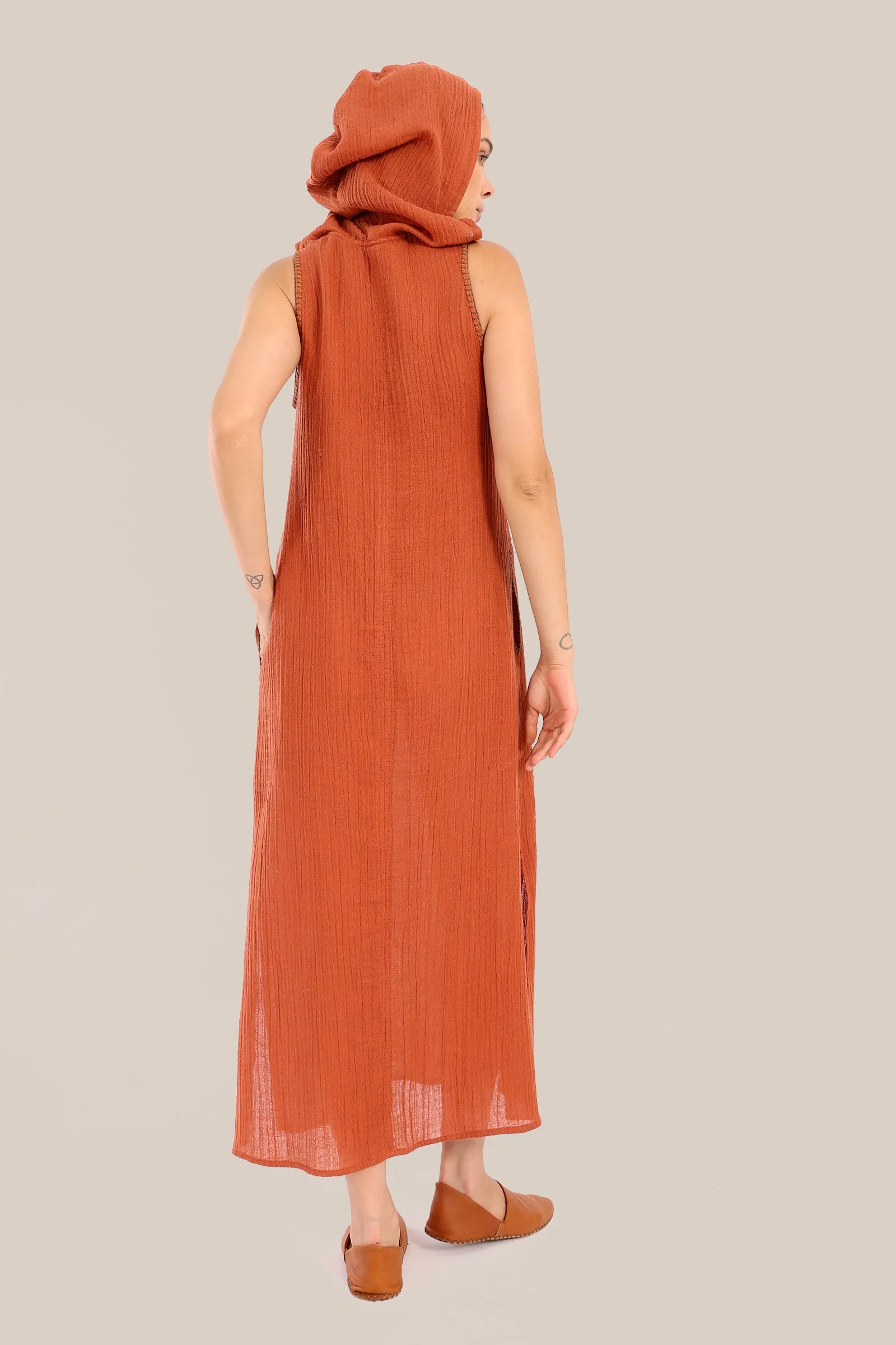 Sleeveless long dress with hoodie and side pockets