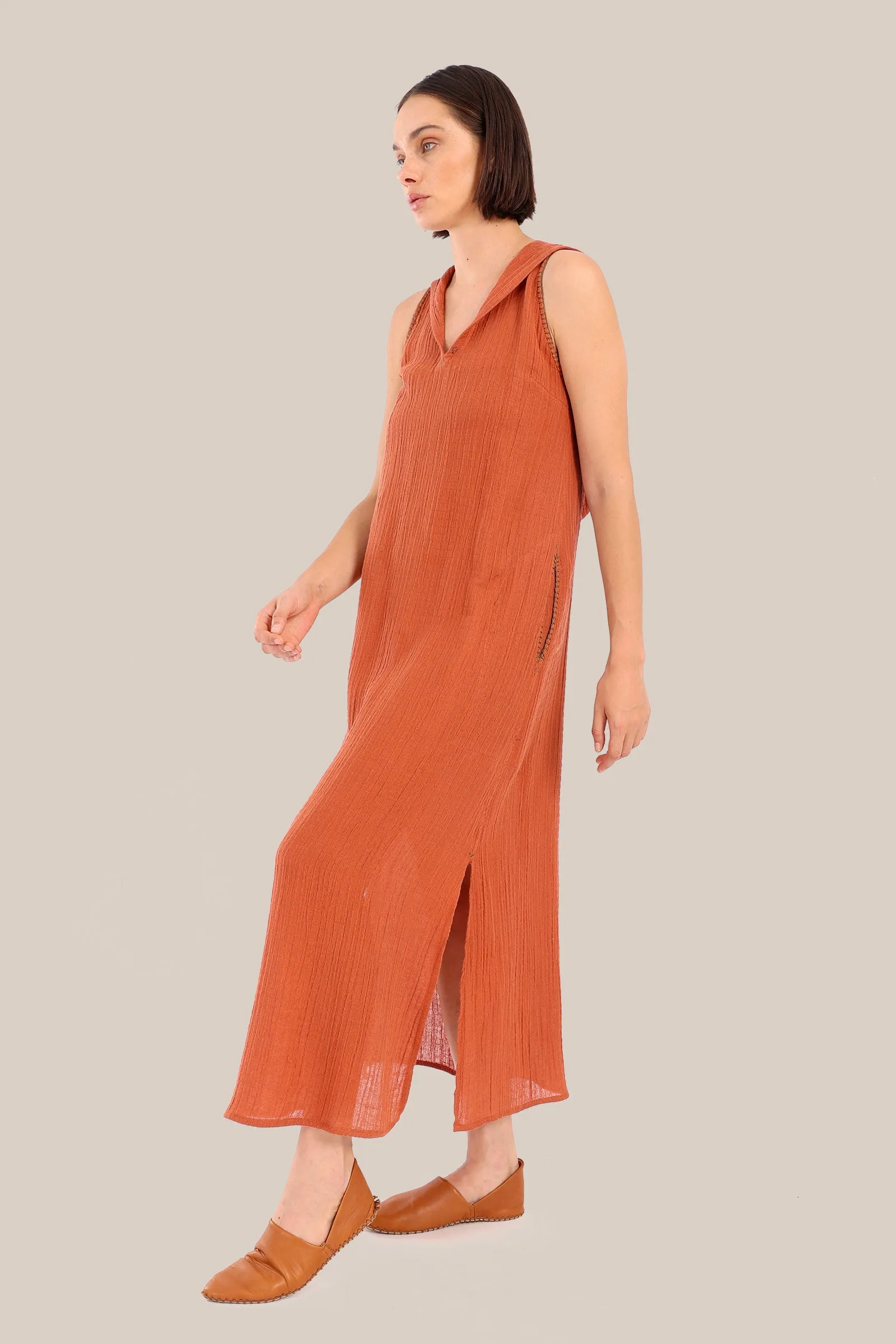 Sleeveless long dress with hoodie and side pockets