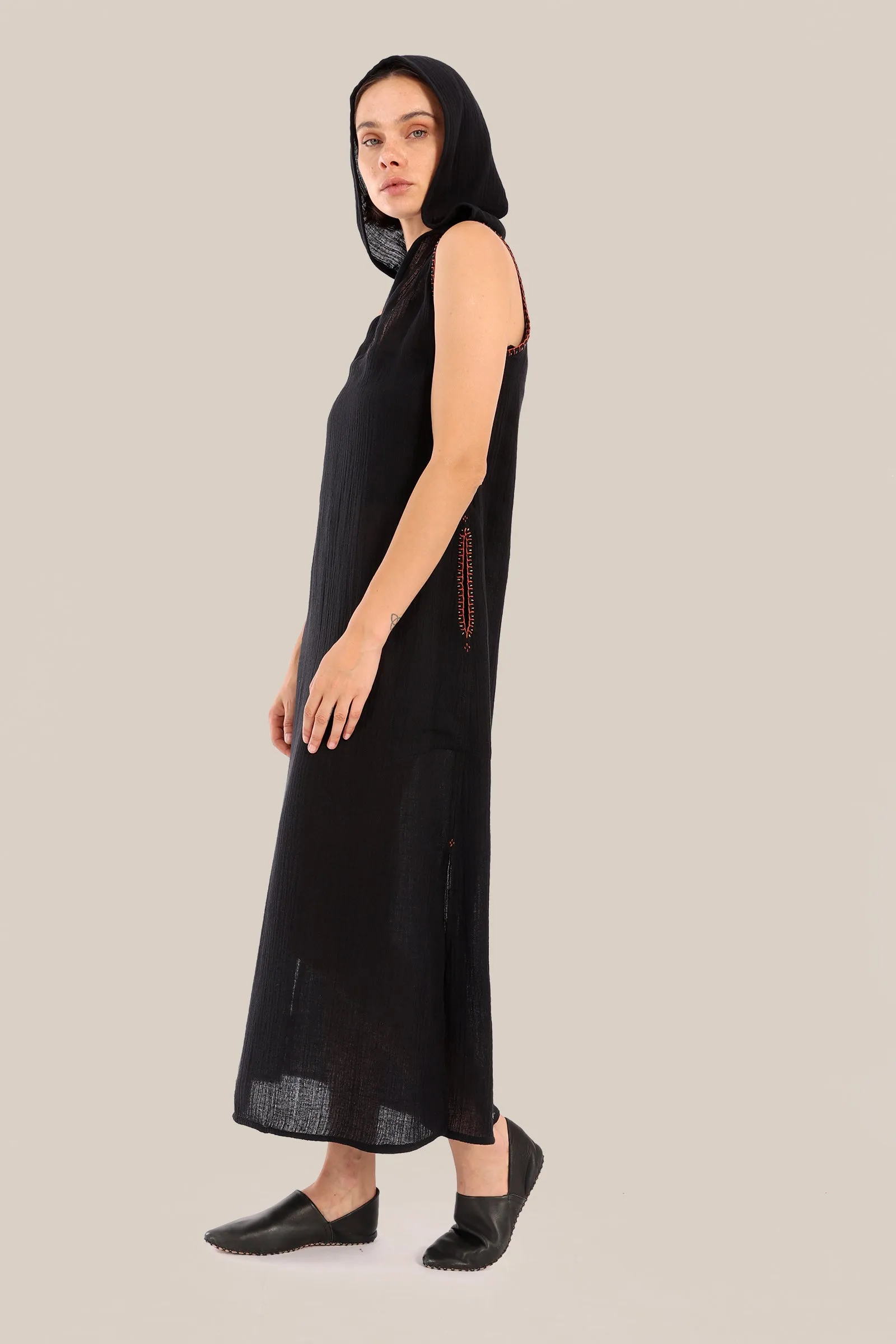 Sleeveless long dress with hoodie and side pockets