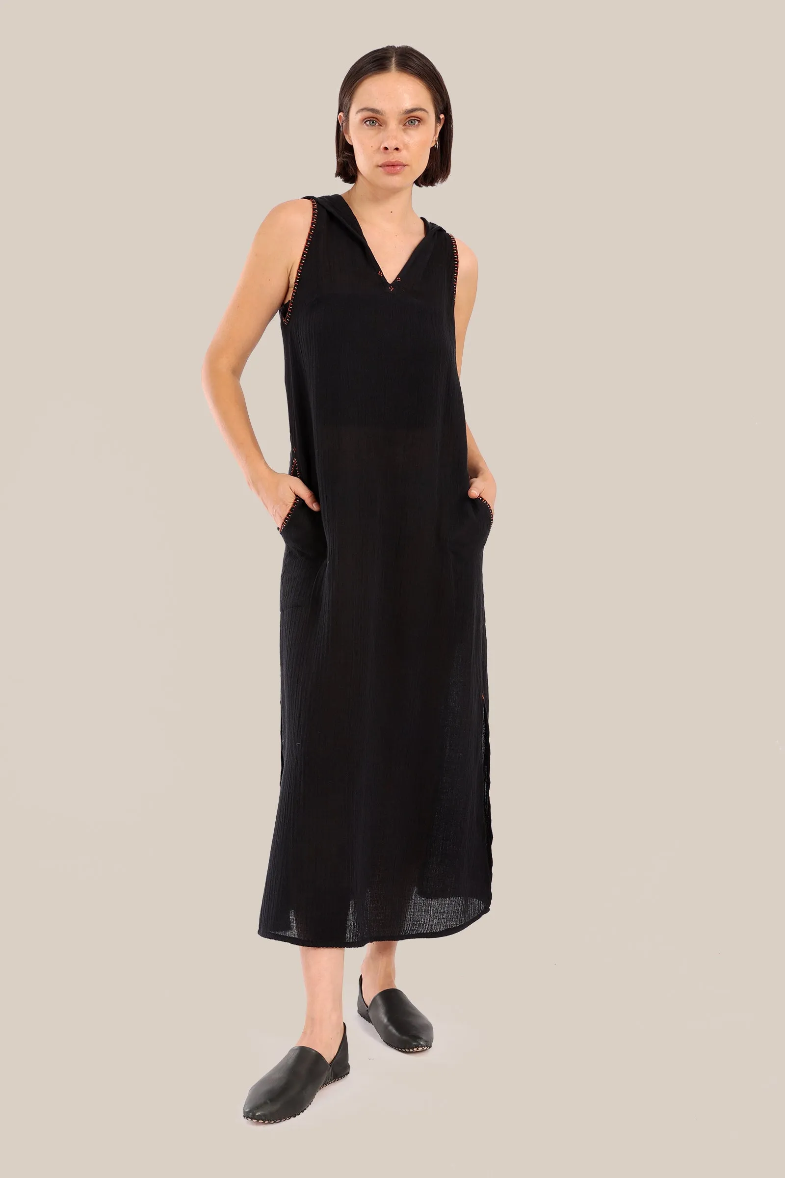 Sleeveless long dress with hoodie and side pockets